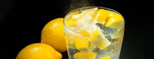 Bere acqua e limone